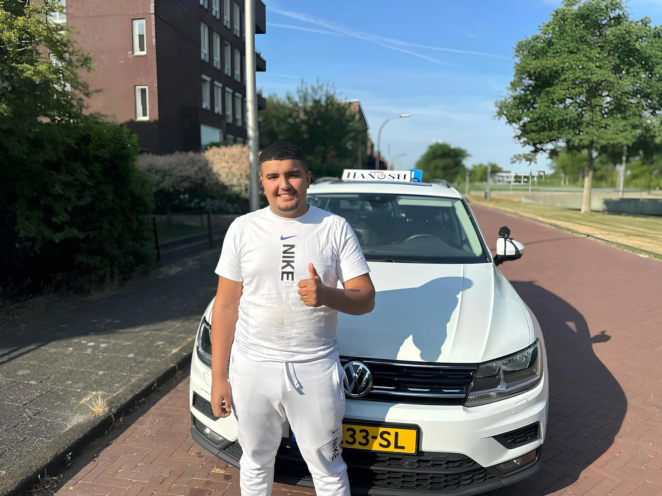 Autorijles Delfgauw bij Rijschool Hanosh met ervaren instructeurs